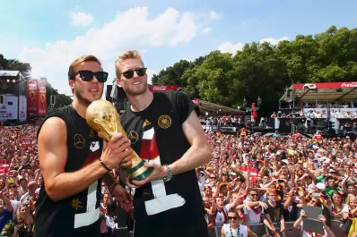 Una multitud eufórica recibió la Copa del Mundo en Alemania