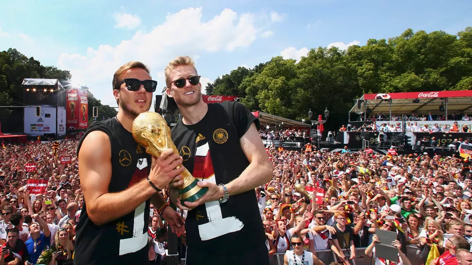 ALEGRÍA ALEMANA. Götze y Schuerrle levantan la Copa del Mundo ante una multitud. REUTERS