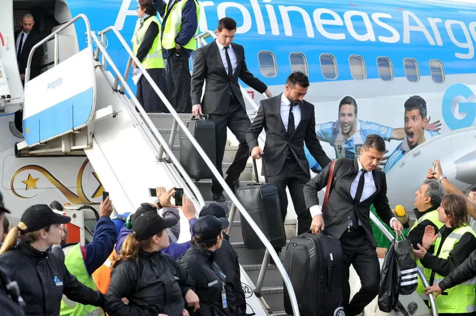 SIN LA COPA. Messi soñaba bajar del avión con el trofeo en sus manos. Estuvo cerca, pero se le escapó una vez más. 