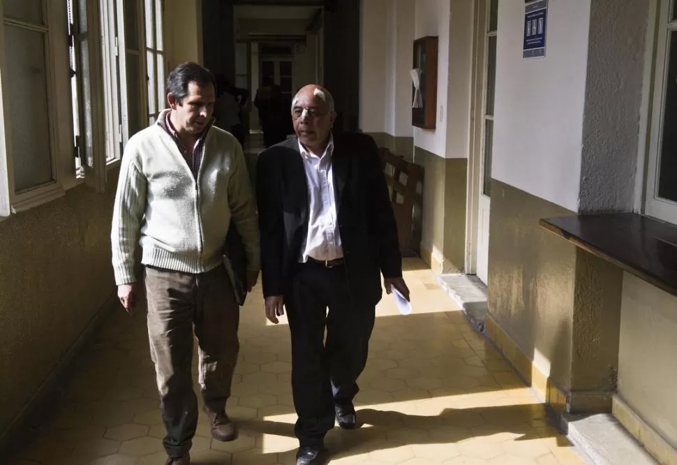 FRENTE A LA FISCALÍA Vª. Barros (derecha) fue a declarar con su abogado. la gaceta / FOTO DE JORGE OLMOS SGROSSO