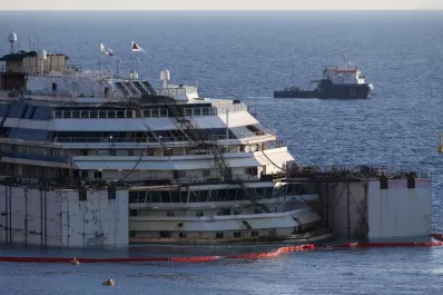 Fue reflotado el crucero Costa Concordia