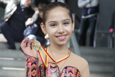 Leah Kostzer brilla sobre los patines en Suiza