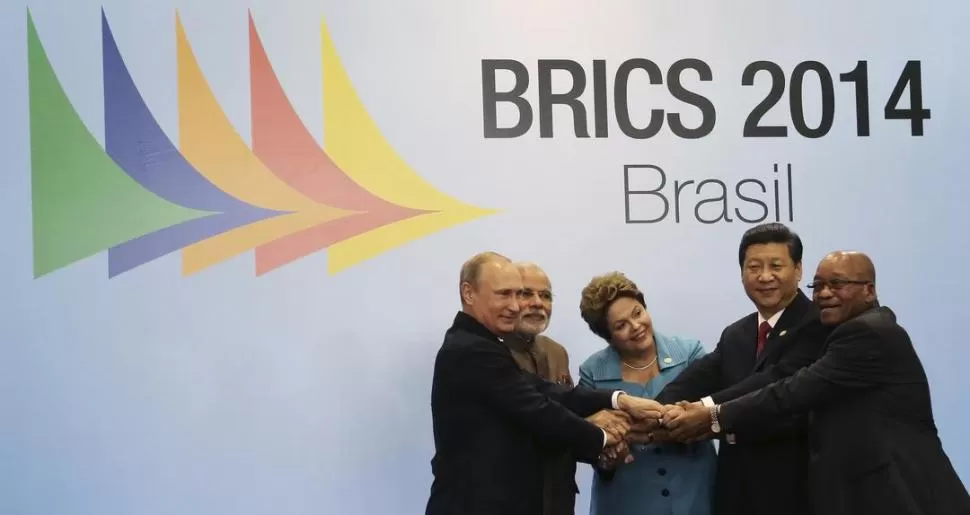 GESTO. Putin (Rusia), Modi (India), Rousseff (Brasil), Xi Jinping (China) y Zuma (Sudáfrica), estrechan sus manos. reuters
