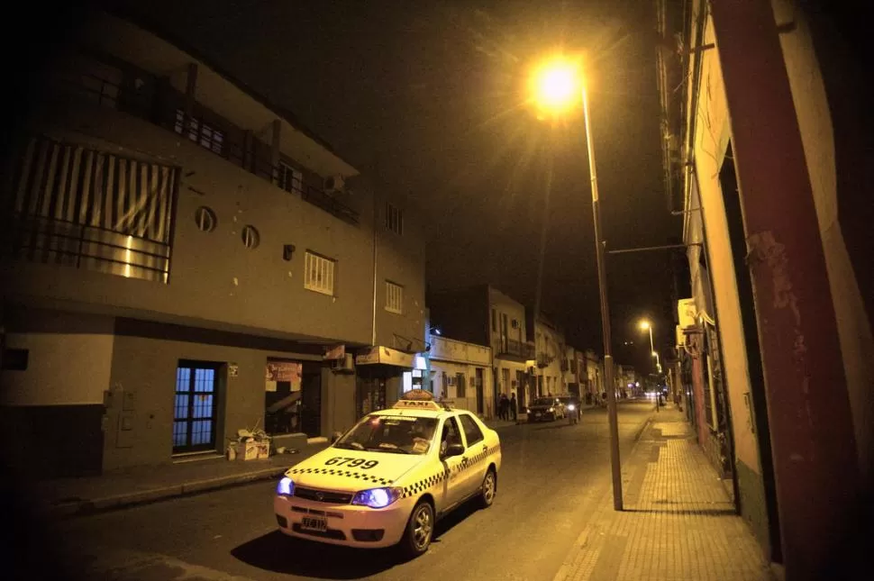 ZONA DE RIESGO. El ataque comenzó cuando el dramaturgo guardaba el auto en su casa de Córdoba al 200. LA GACETA / FOTO DE Oscar Ferronato