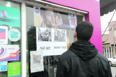 “No me roben más”, escribió en su farmacia
