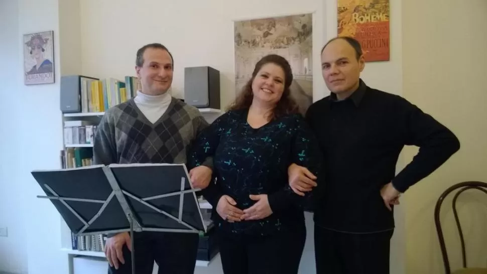 TRÍO A ESCENA. Ramiro y Valeria Albarracín tendrán a su cargo el canto y Eduardo Alvizúa, la música. foto gentileza