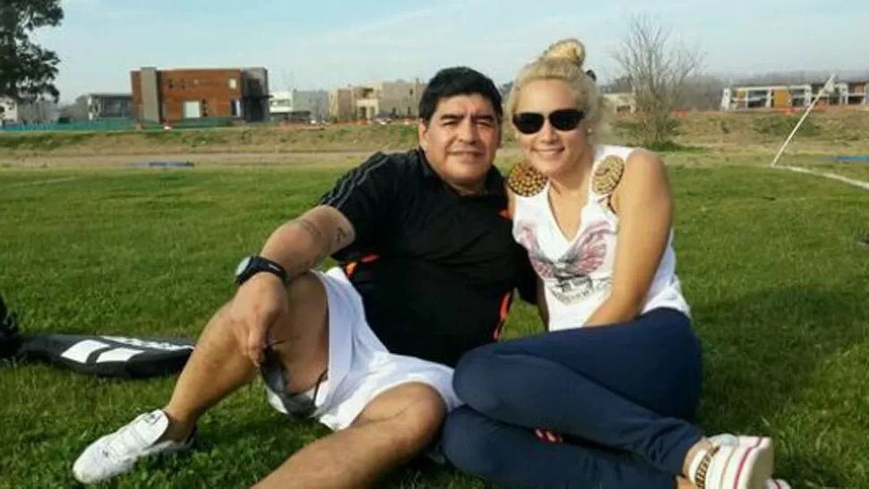 DÍAS FELICES. Maradona y Oliva, cuando aún eran pareja. FOTO TOMADA DE RATINGCERO.COM