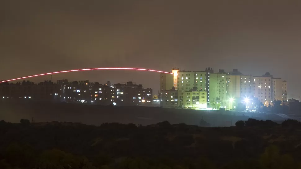 ISRAEL ATACA. Un portavoz militar israelí dijo que no se intentaba derrocar al movimiento islámico Hamas, que gobierna Gaza. Ese objetivo implicaría un movimiento hacia la densamente poblada Gaza, donde la guerra urbana podría resultar costosa para ambos bandos. REUTERS