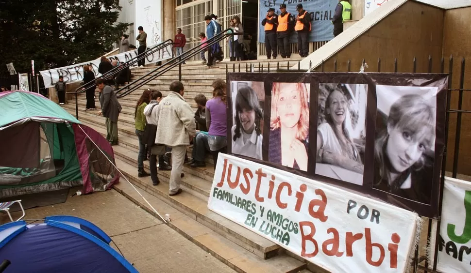 EN MEMORIA. Carteles con las fotos de las víctimas estuvieron presentes durante el juicio. FOTO DE DIAGONALES.COM