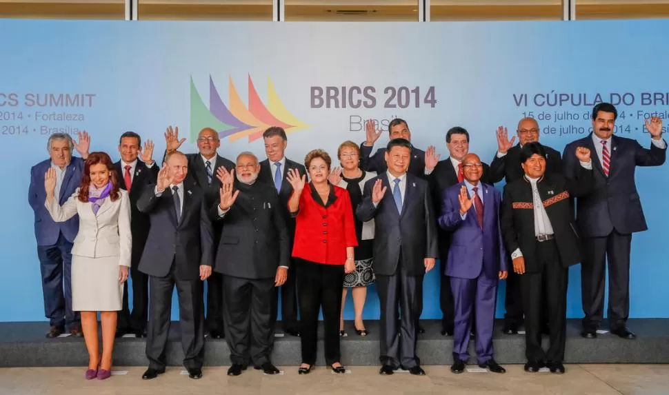 CUMBRE. Mandatarios del Brics (Brasil, Rusia, India, China y Sudáfrica) y de la Unasur (entre ellos, Cristina Fernández) se toman la “foto de familia” en Brasilia. DYN