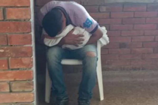 Se enteró de la muerte de su bebé y destrozó equipos del hospital