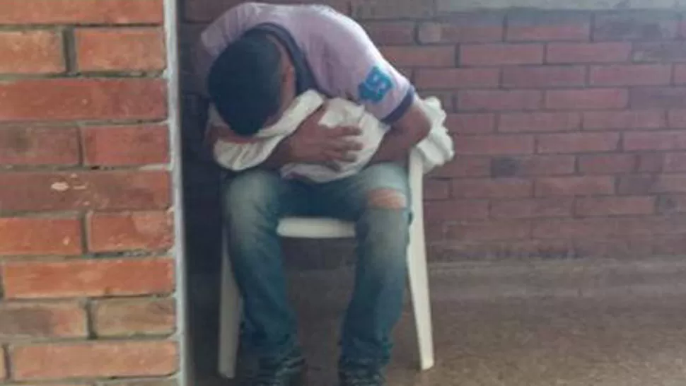 DESGARRADOR. Ángel Mercado estuvo durante horas abrazando a su bebé muerto. FOTO TOMADA DE ELUNIVERSAL.COM.CO