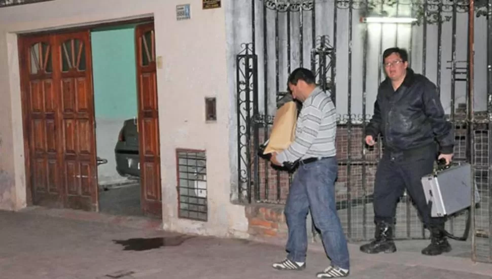 PERICIAS. La Policía buscó pruebas en la casa del comerciante bandeño.  elliberal.com
