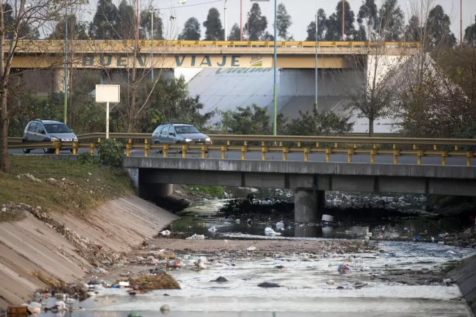 RESIDUOS EN EL AGUA. La avenida Circunvalación, uno de los accesos a la ciudad más conflictivos en higiene. la gaceta / foto de diego aráoz