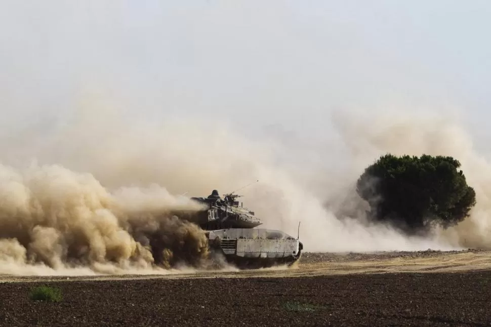 EN PLENA ACCIÓN. Un blindado israelí se dirige hacia territorio palestino. reuters
