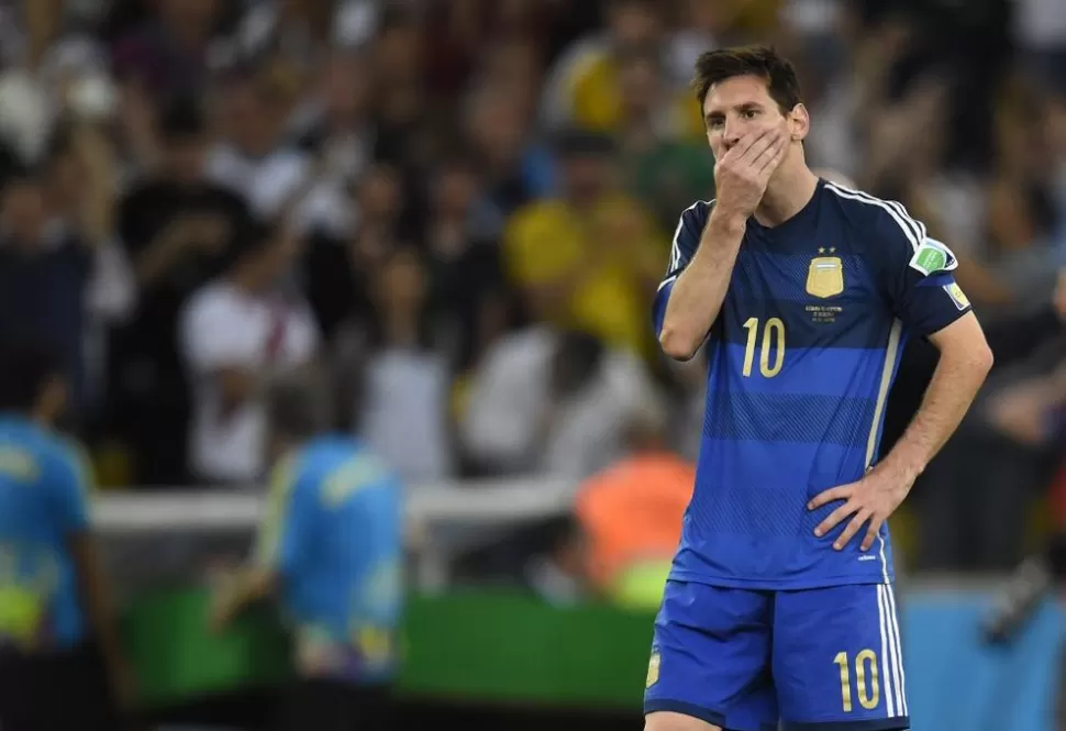 Una niña le pide llorando a Messi que devuelva el balón de oro del Mundial