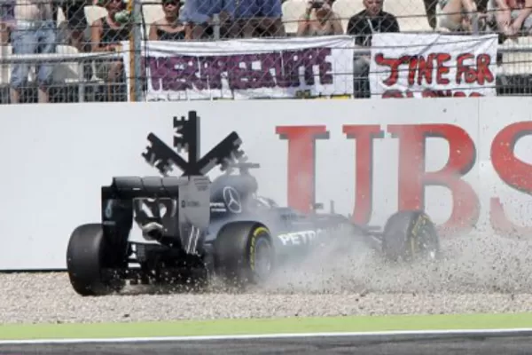Video: El terrible palo de Lewis Hamilton en Alemania