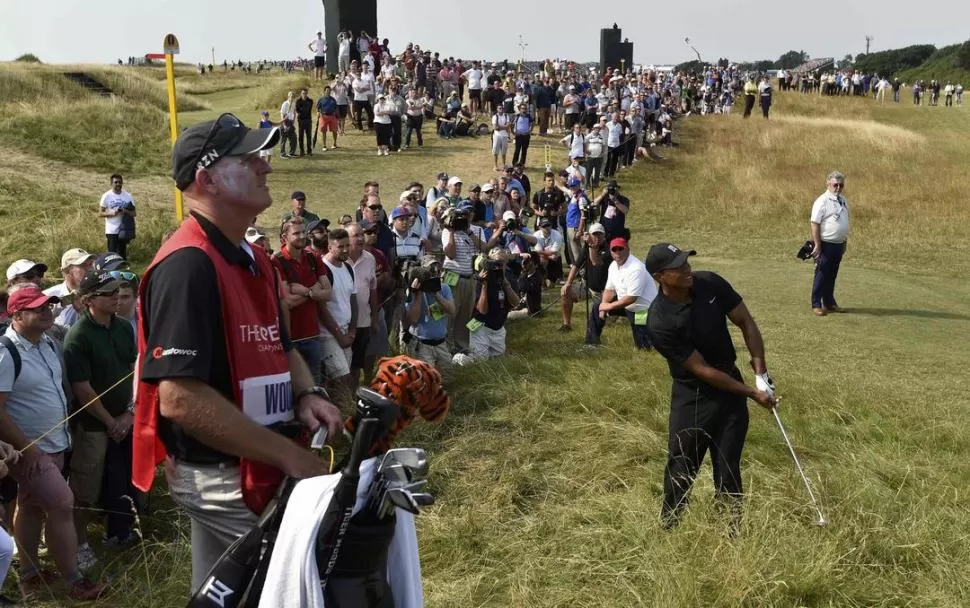 COMPLICADO. Tiger Woods se equivocó mucho ayer y sufrió bastante por ello. Igual, el público lo siguió todo el día. 