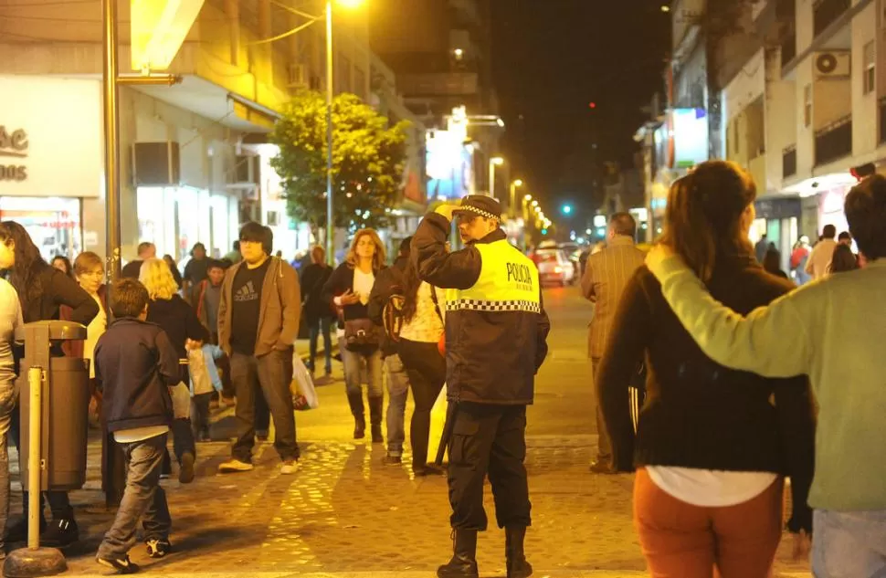 PRESENCIA. La Policía apuesta a poner más efectivos en la calle para mitigar la inseguridad que golpea al centro. la gaceta / foto de héctor peralta