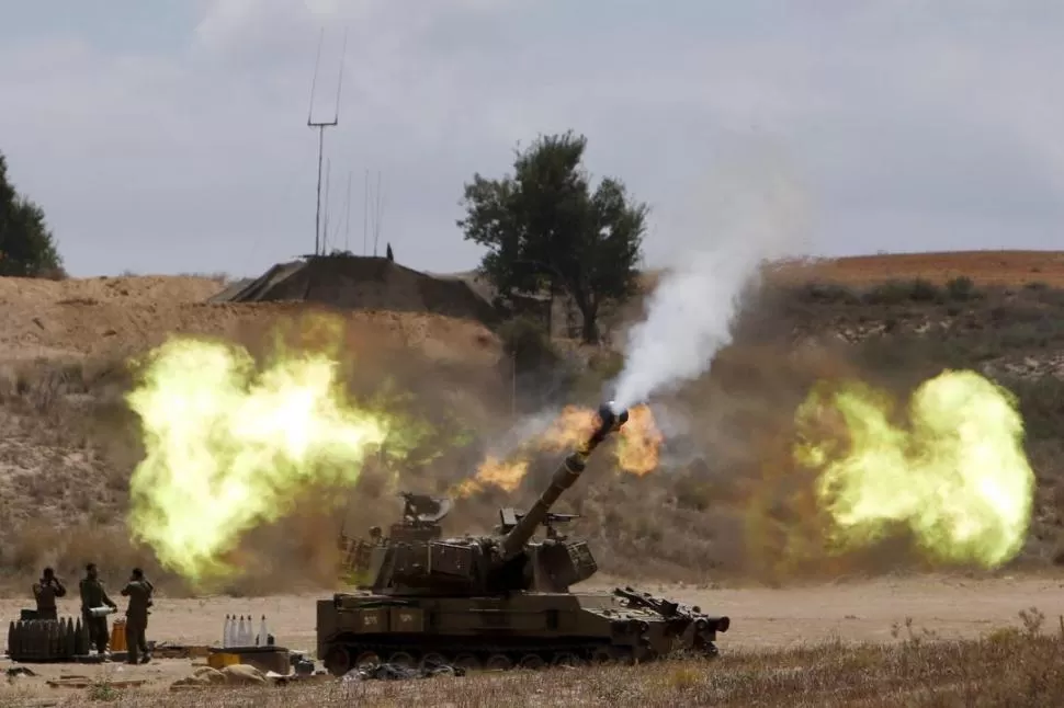 CAÑONAZOS. Un lanzador de obuses israelí dispara contra reductos del grupo islamita Hamas, en zonas de Gaza. reuters