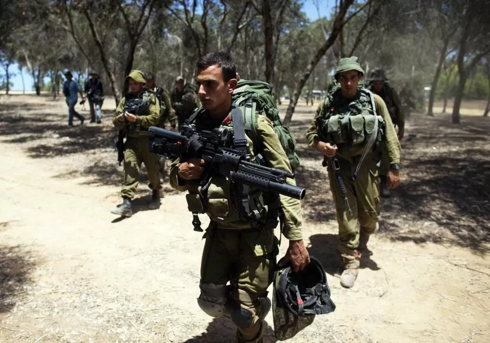 AVANCE. Una patrulla israelí se adentra en territorio de la Franja de Gaza. reuters