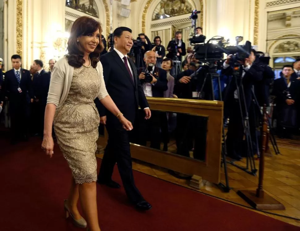 VISITA. La Presidenta camina junto a su par chino, Xi Jinping, en la recepción en la Casa de Gobierno. reuters