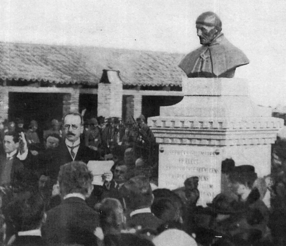 JOSÉ EUSEBIO COLOMBRES. En 1916, el gobernador Ernesto Padilla habla al inaugurar el busto del doctor Colombres, en el parque 9 de Julio. la gaceta / archivo