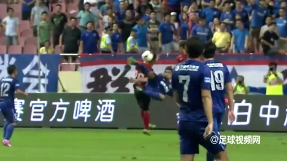 ACROBATA. Viatri se elevó para anotar su primer gol en China. CAPTURA DE VIDEO