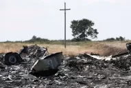 Rebeldes prorrusos entregan las cajas negras del avión derribado en el este de Ucrania
