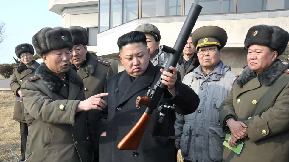 IRRITABLE. Kim Jong-Un (en el centro de la imagen) se caracteriza por su mal carácter. FOTO TOMADA DE TIME.COM