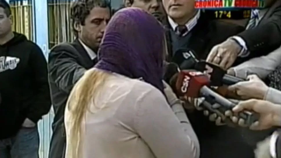 DESESPERADA. La muchacha convocó a los periodistas y explicó el lamentable suceso. FOTO TOMADA DE EXITOINA.COM
