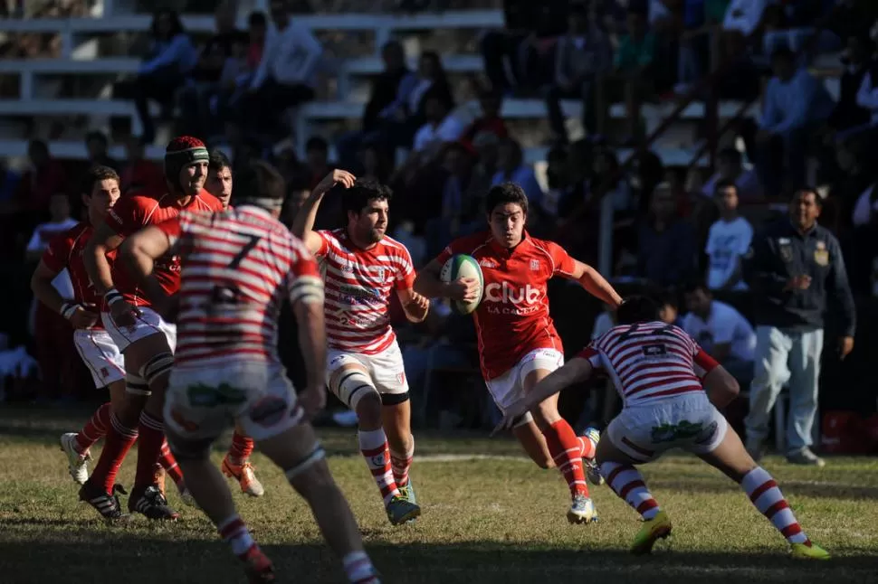 TRABADO. Santiago Salazar trata de eludir el tacke. El “rojo” falló y lo pagó. 