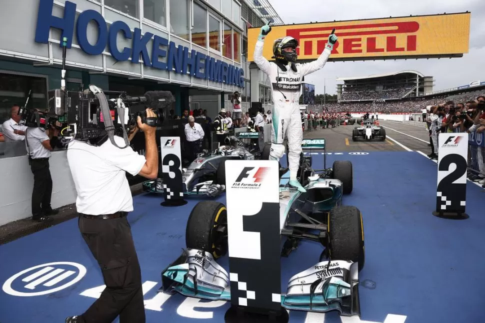 SIGUE ARRIBA. Rosberg tuvo un fin de semana en el que pese a no contar con todas las ventajas técnicas del Mercedes, pudo llevarlo a la máxima expresión de su rendimiento y lograr su cuarta victoria del año. 