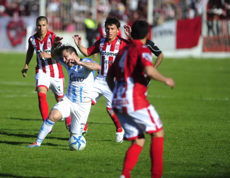 BUEN DEBUT. Gómez, que en la imagen recibe una falta Becica, fue determinante en Atlético cuando pasó mitad de cancha. 
