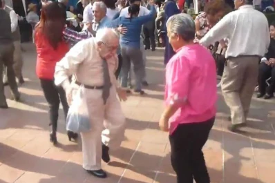 Eternamente joven: Abuelo tira las muletas y se pone a bailar