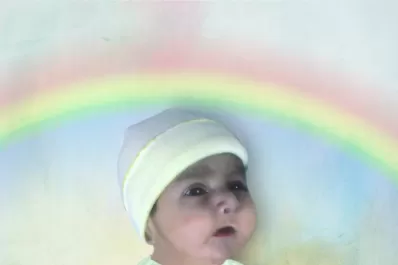 Pidió que editaran la foto de su bebé fallecido y lo consiguió