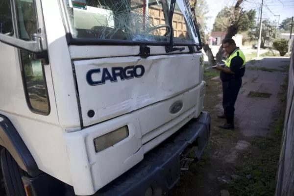 Se detuvo a preguntar a un policía cuál era el camino a Salta y un camión lo mató