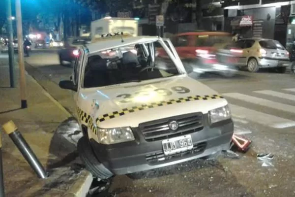 Una camioneta chocó a un taxi, en pleno centro