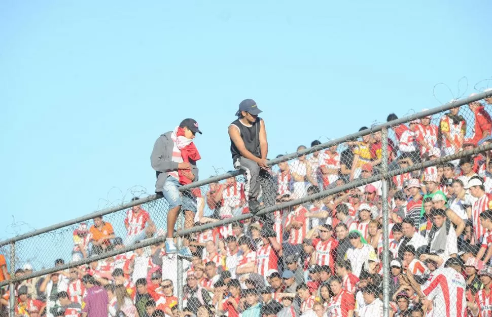TENSIÓN. En pleno clásico, algunos barras de San Martín se subieron al alambrado para manifestarse contra la CD. El partido estuvo parado varios minutos. 