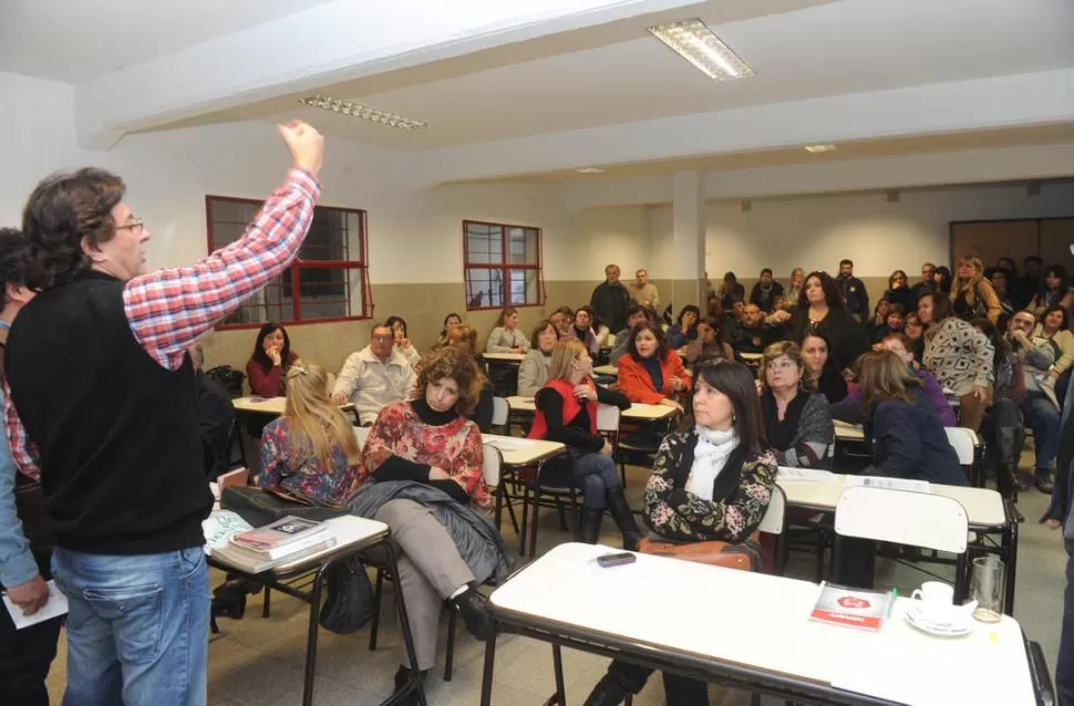 EN EL TÉCNICO. Paliza dirigió la reunión, ante más de 100 preuniversitarios. la gaceta / foto de antonio ferroni