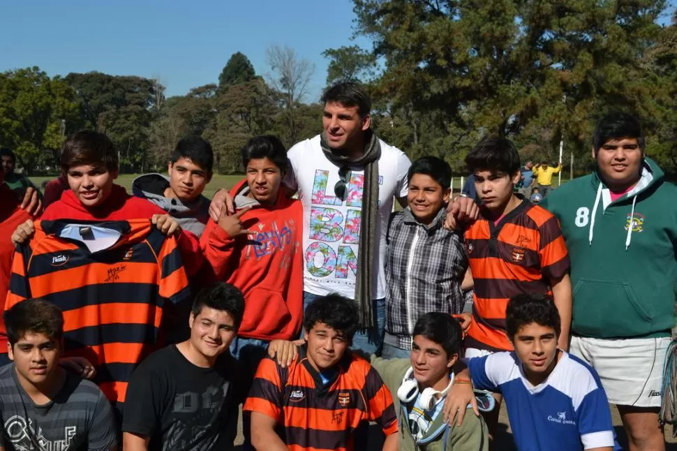 JUNTO AL ÍDOLO. “El Flaco” firmó camisetas y se sacó fotos junto a los chicos de Bajo Hondo, donde jugó en infantiles. 