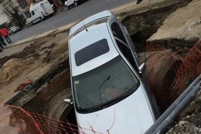 Un bache gigante se tragó a un auto, en Avellaneda