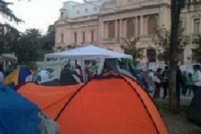 Municipales de Jujuy acampan frente a la sede comunal por salarios atrasados