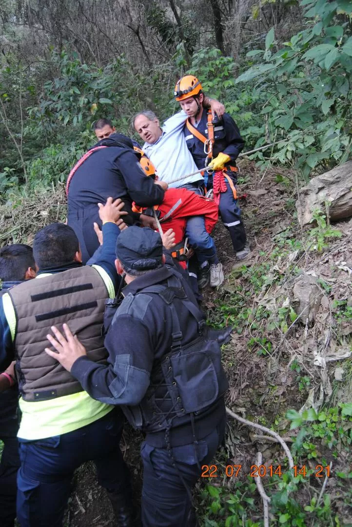 EL RESCATE. Raúl Hernández es auxiliado por bomberos y policías. gentileza luis mansilla