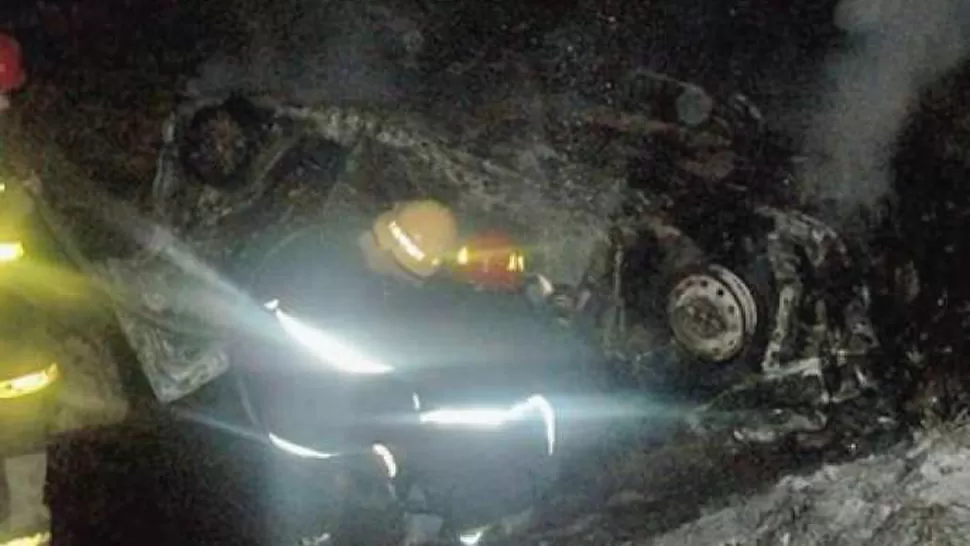 DESTROZADO. Así quedó el auto en el que iban lás víctimas. FOTO TOMADA DE LACALLE.COM.AR