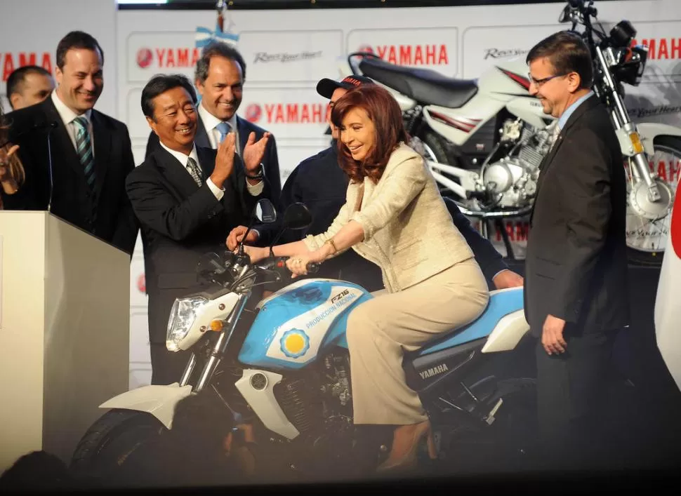 EN UNA YAMAHA. La Presidenta visitó ayer la fábrica japonesa de motos, en General Rodríguez. Allí advirtió sobre los efectos de violar la cláusula RUFO. télam
