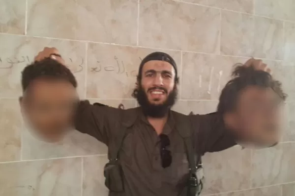 Un yihadista australiano exhibe cabezas como si fueran trofeos