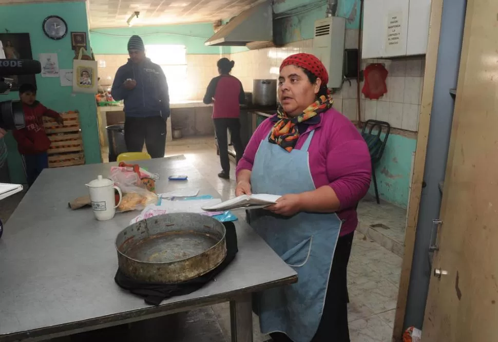 SIN COMIDA. María Pereyra ayer no tenía la mercadería para cocinarles a las personas que llegan al comedor. 