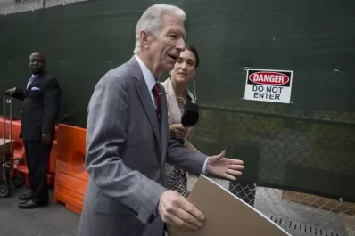 Los funcionarios que negocian vuelven a pedir instrucciones