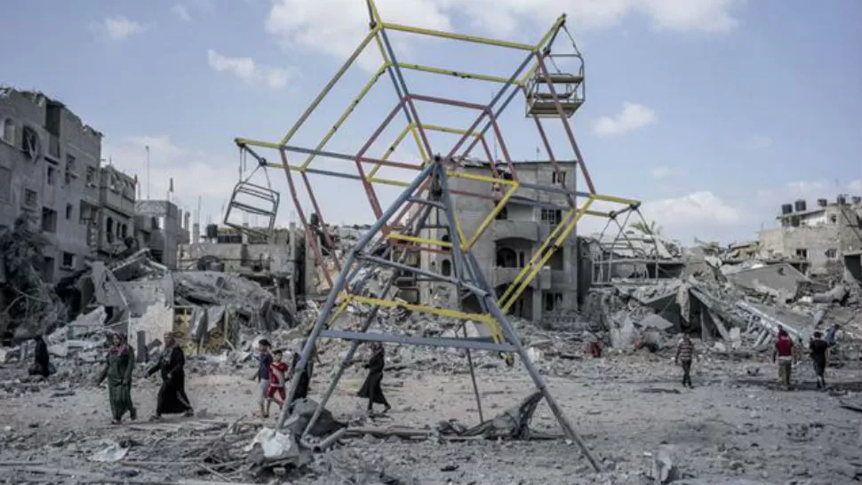 Palestinos recorren una zona destruida de Beit Hanun, en el norte de la Franja de Gaza